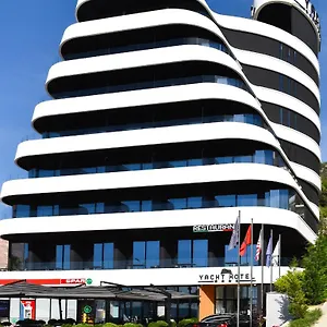 Hotel Yacht, Vlorë
